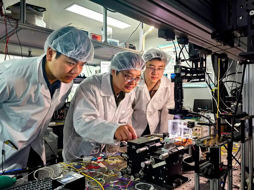 我国科学家在“连续变量”集成光量子芯片领域实现新突破(图1)
