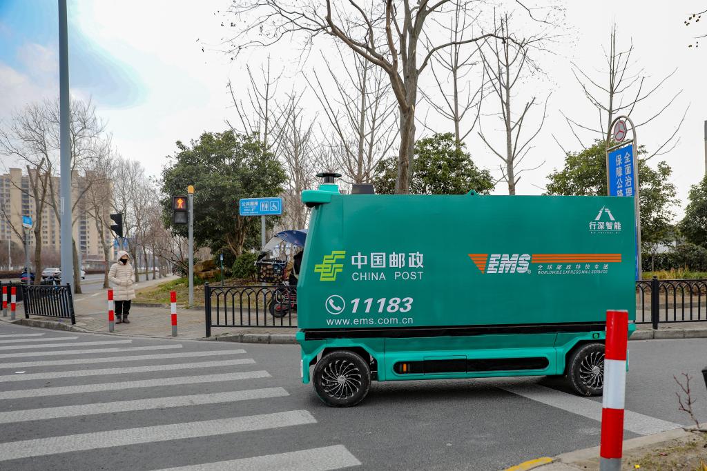 科技感满满！上海首批邮政无人投递车“上岗”(图1)