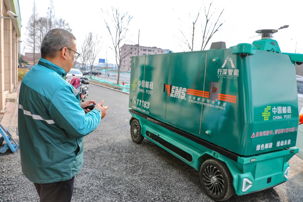 科技感满满！上海首批邮政无人投递车“上岗”(图2)