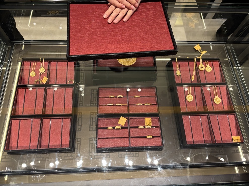 老铺黄金“炼金术”调查：排队黄牛、熟练工匠和被模仿的古法金(图3)