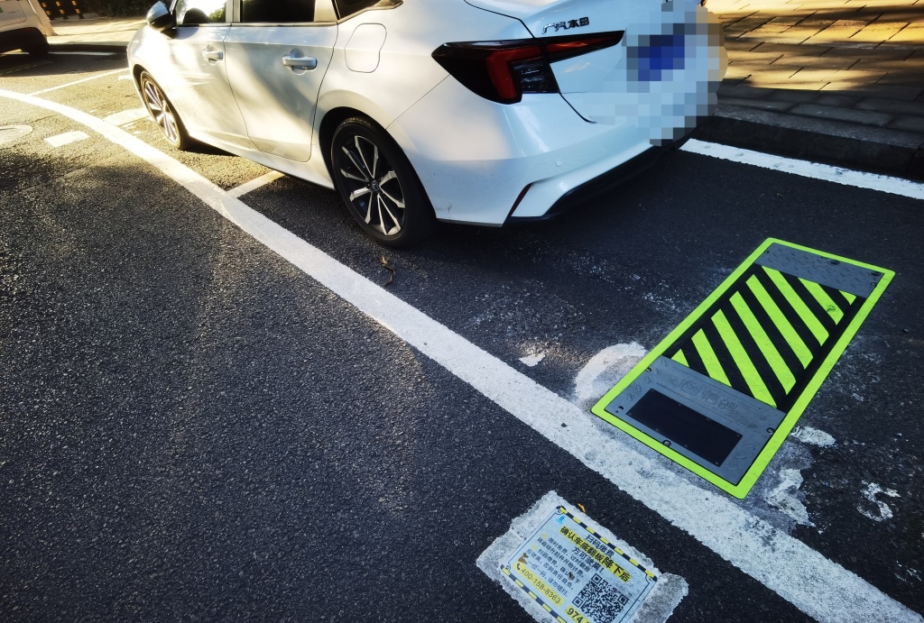 福州千余公共道路泊车位装“智能地锁”引质疑：已责令整改，暂停升降地锁(图2)