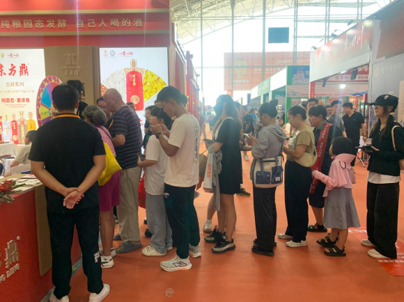 展会现场人气火爆,东方鼎酒再次亮相南京糖酒会!(图3) 展会现场人气火爆,东方鼎酒再次亮相南京糖酒会!(图3)