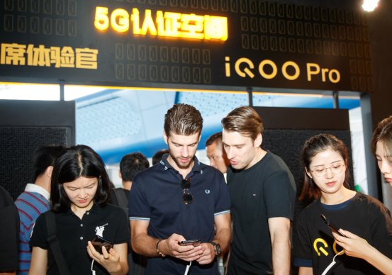 iQOO Pro线下首销遭疯狂抢购背后:5G终端普及化现象初现(图2) iQOO Pro线下首销遭疯狂抢购背后:5G终端普及化现象初现(图2)