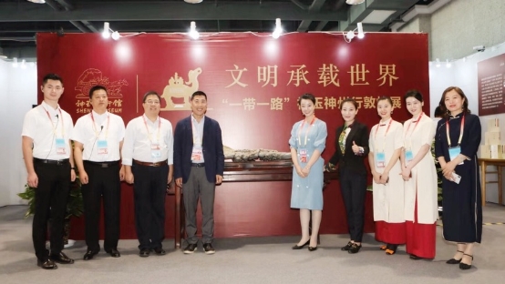 神玉艺术馆“文明承载世界一带一路神玉神州行敦煌展”轰动丝路万众热捧(图1) 神玉艺术馆“文明承载世界一带一路神玉神州行敦煌展”轰动丝路万众热捧(图1)