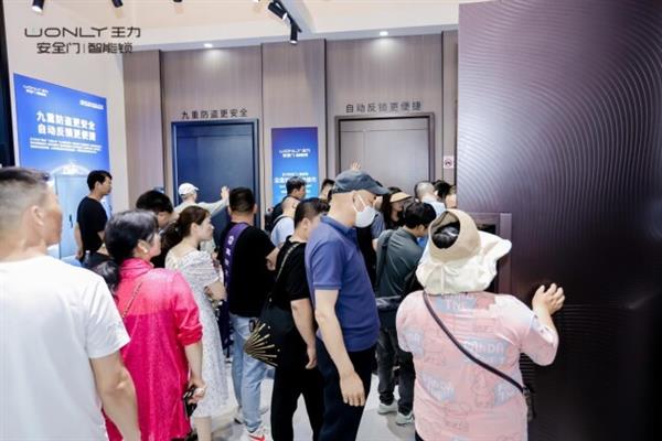 门博会首日聚焦全场！王力重磅新品发布、百万级网红打卡、主流媒体报道，火爆出圈！(图2)