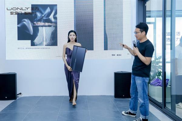 门博会首日聚焦全场！王力重磅新品发布、百万级网红打卡、主流媒体报道，火爆出圈！(图8)