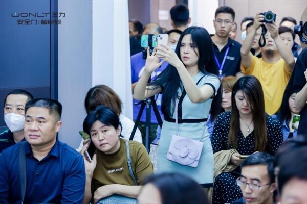 门博会首日聚焦全场！王力重磅新品发布、百万级网红打卡、主流媒体报道，火爆出圈！(图10)