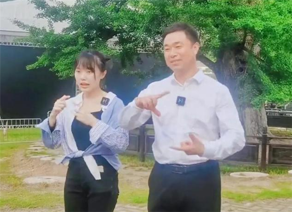“挖呀挖”黄老师开始转型：素颜遭吐槽 “丑”局长解围(图3)
