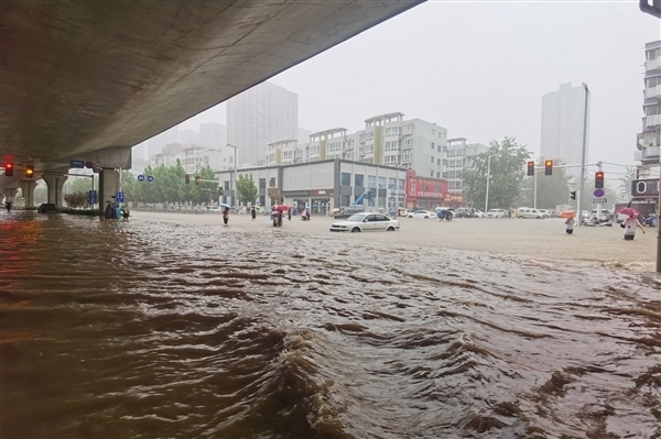 重庆暴雨倒灌车库 居民用绳救人！科普开车被淹怎么办(图1)